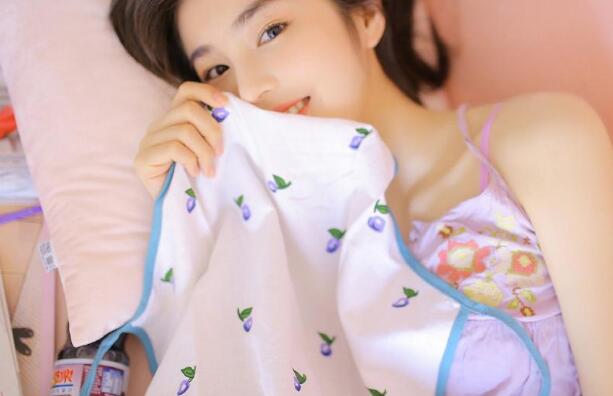 扶着直接坐下去，结合处粘腻水声拍打声，白色粘稠的液体顺着腿间