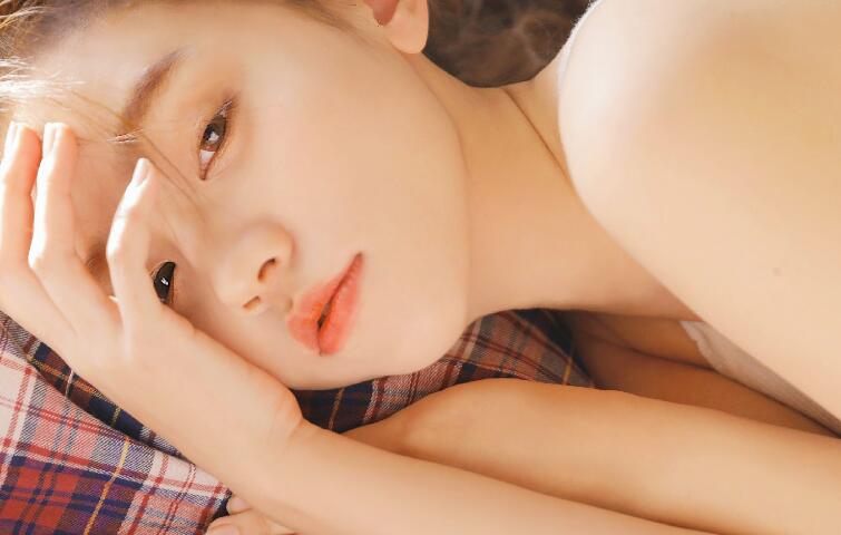 激烈的拍打声混合咕叽水声，老秦忍不住动着身子，下身紧紧地贴住江雪的臀部