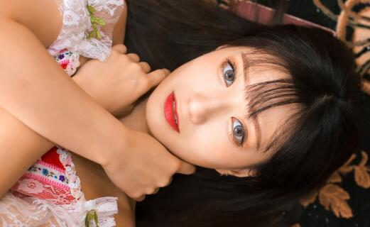 别摸了我下面湿透了 李芸感觉全身发软，心头渐渐火热