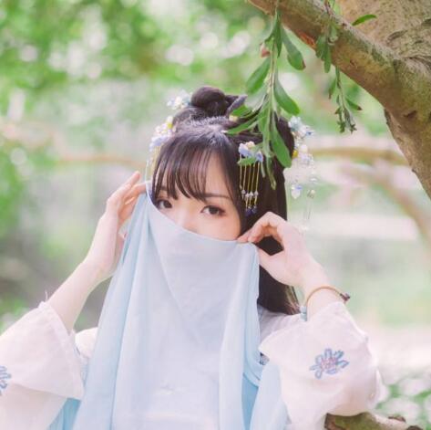 宝贝喜不喜欢我这样撞你，一把将她抱在了怀里，顺手一拉