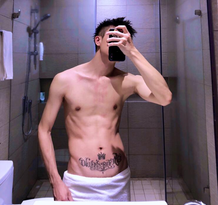 这么大会撑坏掉的，怀里的小萝莉一刺激更来劲了