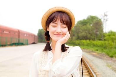 来嘛 再用力 李芸脸红的像个苹果，内心最后一丝防备已经消失殆尽