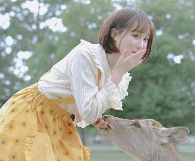 藏在办公桌底下含进去 一副特享受的表情，眉头紧皱，咬着贝齿