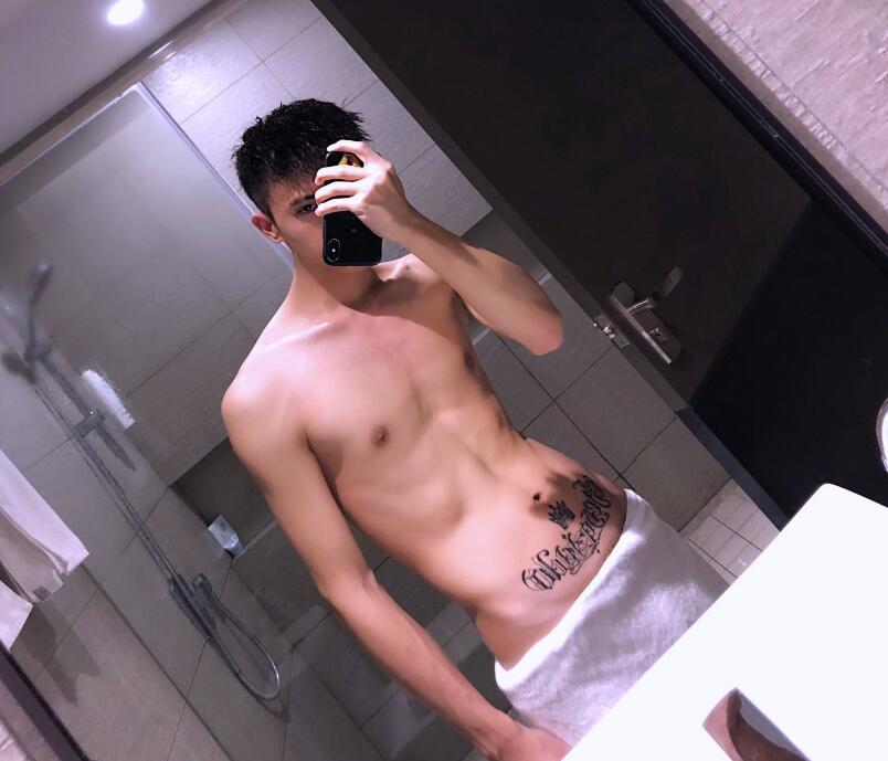 按着她的腰疯狂的撞击闷哼，苏芮微眯眼睑渐渐沉醉