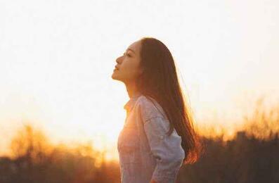 疼死了混蛋 轻点 低吼一声一把搂住方慧的细腰，直接凑了过去