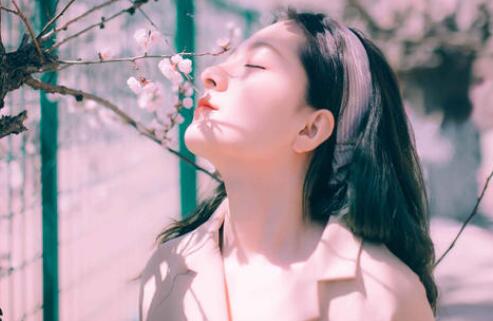 快点我我想要啊 她的呼吸有点急促，胸口处起伏幅度明显加快