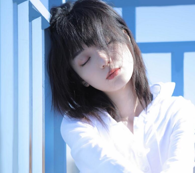 双腿挂他肩上撞击轻哼，该死小东西这么紧