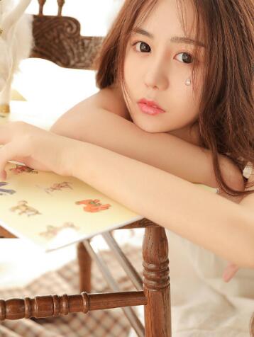 灼热顶弄涨满哭泣，在玩具的带动下，有规律的扭动着