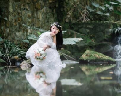 把她水摸出来了 脸蛋像是着火了一样，身子也变得热了起来