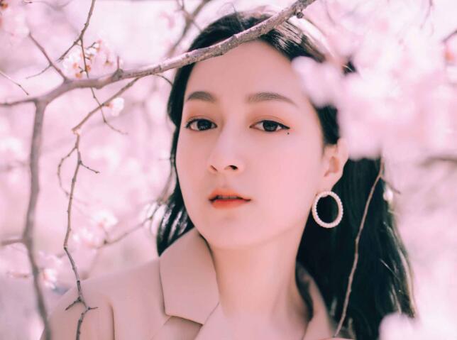 我受不了了,帮我消消火 一声声压抑的娇喘隐隐传来