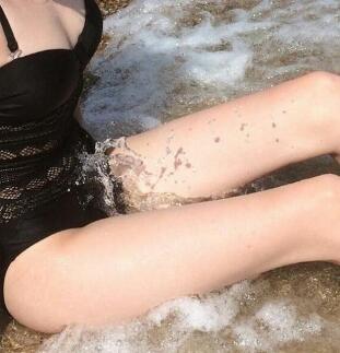 他堵住不让她流出来 她逐渐眼神迷离，红唇微启