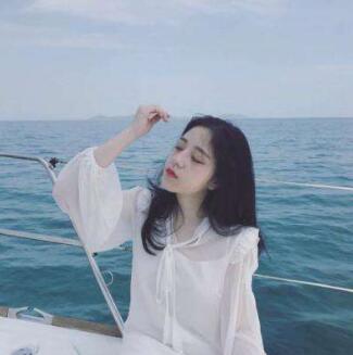 宝贝你真是越来越漂亮了 她咬着贝齿，表情迷离，傲然微微颤动