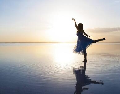 宝贝再塞一根就好 詹姆斯早就忍耐不住了，心跳加速的特别厉害