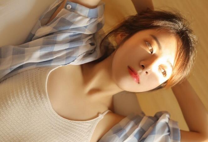 小雪撑肿腿合不上，坐下的那一瞬间，便顿时感觉自己被什么烫了一下