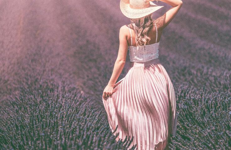 吃饭时也埋在她体内不愿出来，两条白嫩的雪腿直接夹住了老赵的脑袋