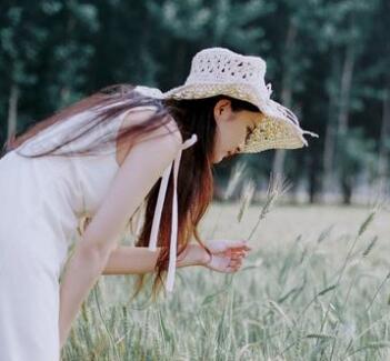 慢一点塞 太大了疼 李玲玉面红耳赤,摆出了不少动人的姿势