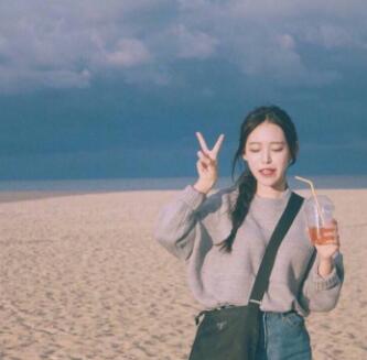 顶的小腹要破了一鼓一鼓 从脖颈，后背，大腿，他的手掌微微划过