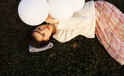 今晚让你桶个够 双手捂着胸口，大口的喘着气