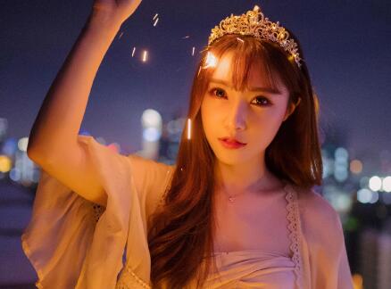 来吗 使劲 再用力一点 身子绷的很紧，忍不住发出了一声轻鸣