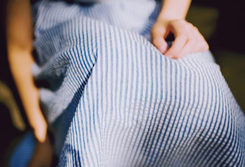 小奶尖儿都挺立起来了 压在了她前面的两个挺翘上 有节奏的揉动着