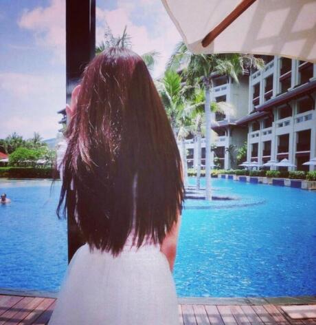 宝贝帮我把拉链拉开，小雪这里没别人不要这么害羞