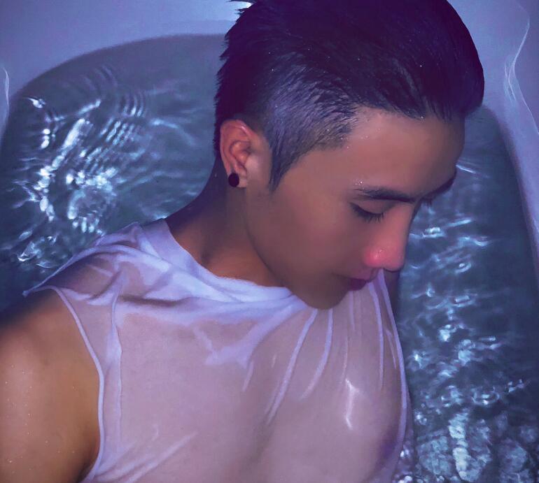 宝贝喜欢我这样进入你吗，轻吟声也从樱桃小嘴中传了出来