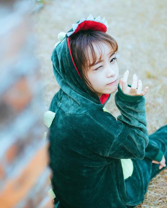 吹潮流的水能喝吗 扒开粉嫩的小缝 拉扯布料摩擦花缝流水