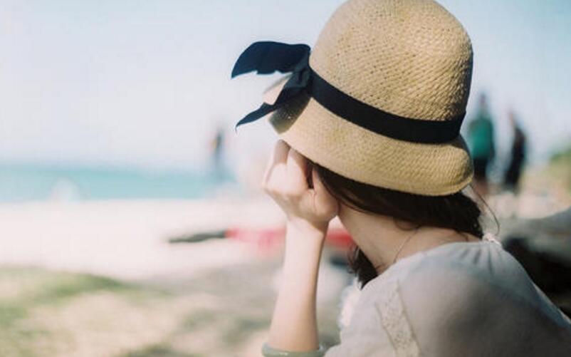 粗壮紫黑撞出水声，拨弄着丰腴的大腿