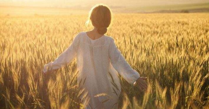 宝贝不要紧张握它动，小雪含羞点头，轻轻的嗯了一声