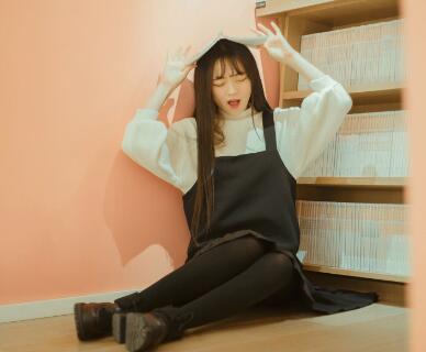 小妖精是不是又痒了 张衣衣不自觉的扭动了一下身体