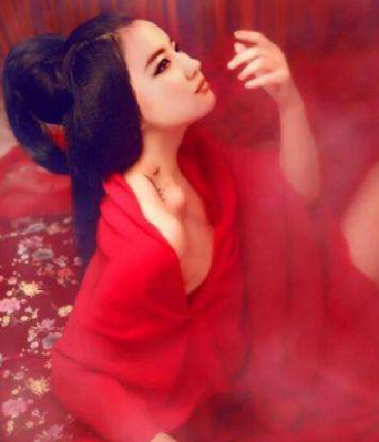 由长辈执行破瓜礼 缓缓转过身去 将翘臀高高抬起