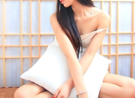 在她的双腿间还夹着一根玩具,娇嫩的被两根粗大的,小sao货水好多真紧