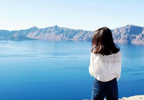 男人都喜欢口爱按着头 上面吃奶一个下面吃b试看