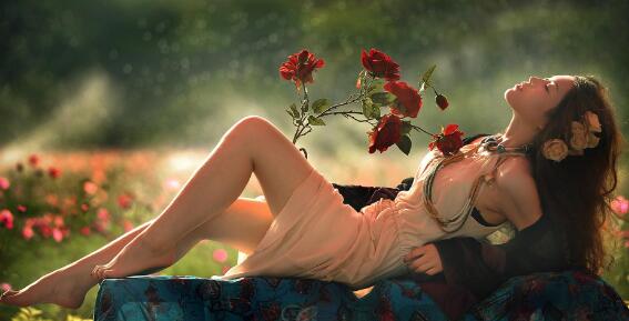 宝贝我有点大你忍一下 额头都渗出汗来了