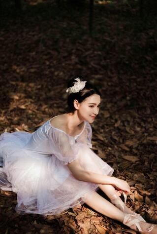 杰克逊在一旁看着她这个姿势，不行了，我感觉我要坚持不住了