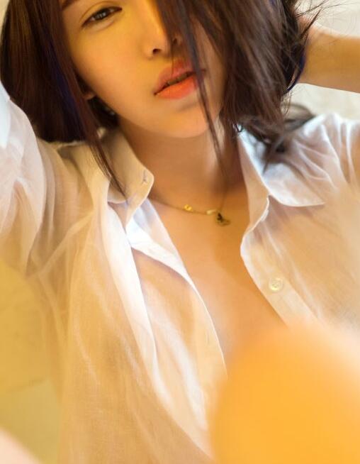 我都哭了他还在用力，手指挤入蜜洞之中