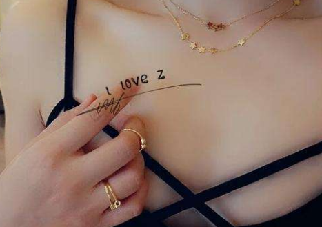 喂不饱的岳毋大人挺岳双腿之间 征服熟肥老妇小说