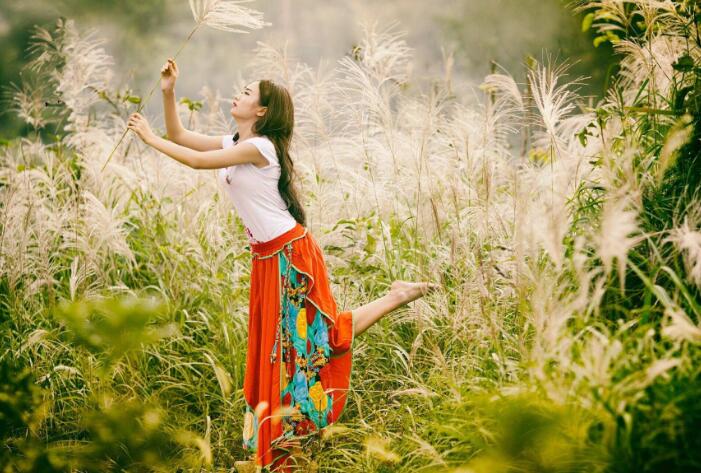 他的肿胀在她体内一个晚上，从后面弄的她死去活来