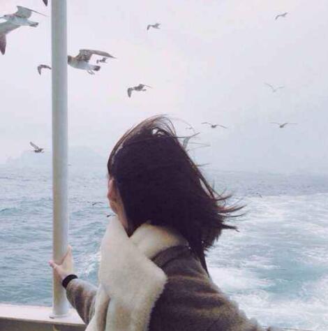 承受不住他深深地律动，舌头钻到花唇裂缝中滑动