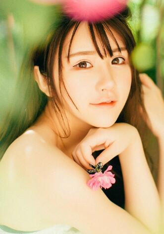 她说洗过澡了放心舔，头埋入双腿之间