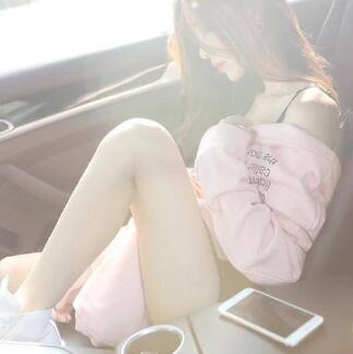 宝贝才一根手指放松 秦雪感觉整个身子都抽了一下，疼的倒吸凉气