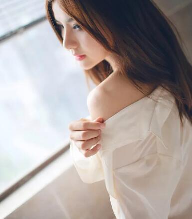 眉毛浓密,嘴唇厚实,两眼水汪汪,这种女人欲望强!