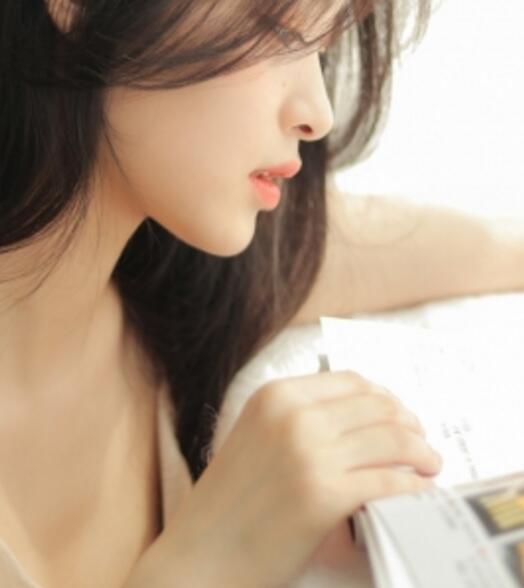 把她摆成跪趴的姿势，包裹着丰臀的黑色蕾丝小裤，口水都快流出来了