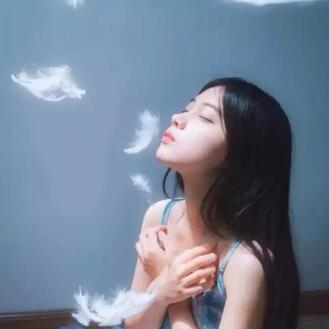 小妖精你可真折磨人 我的双手开始在她的整个背部上下不停游走