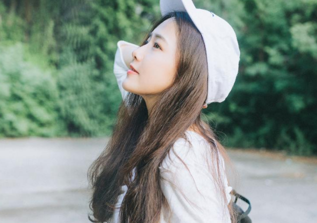 张开腿放松一会儿就不疼了，你用两根手指慢慢的伸进去