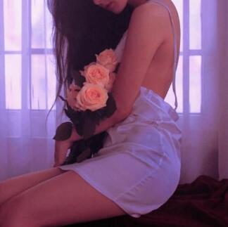 撩起裙子跨座他巨大 热气喷在我耳边，很是舒服