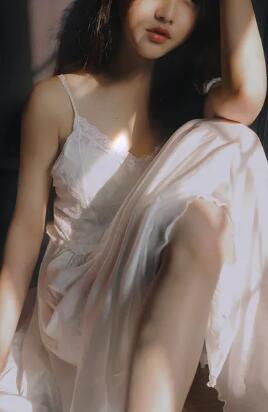 贵妇吞巨大_一只手慢慢的向双腿间滑去，强子,我好喜欢你