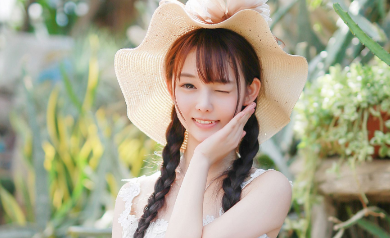 将花核送到他的嘴边，他的手指还在她的花缝开始揉搓起来