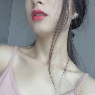 他突然猛的将三根手指插入 苏倩大惊失色，用力夹紧双腿