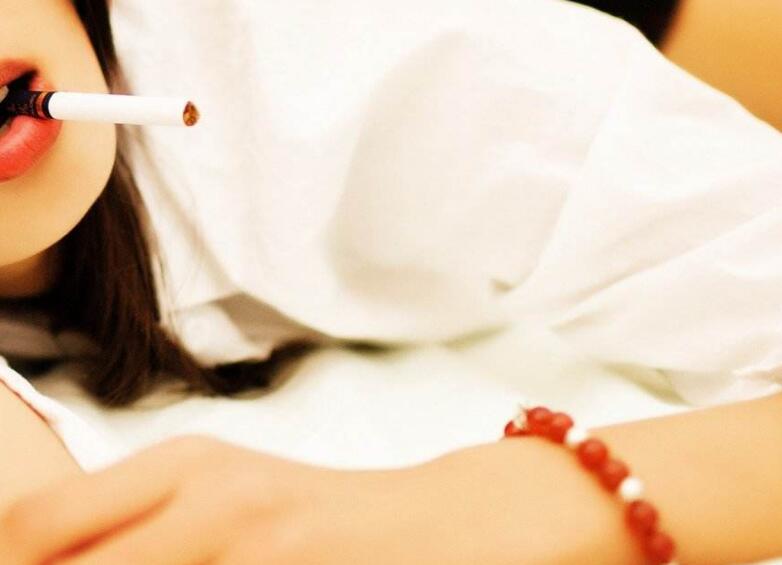 分开王雪的双腿，狠狠的撞了进去|好痛~不要∼轻一点